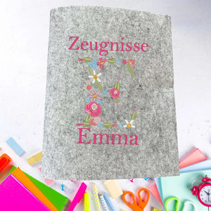 Helleblaue Zeugnishülle mit Wunschstickerei, aus der Produktvariante von Mein Shop, zeigt die bestickte Hülle in Nahaufnahme.