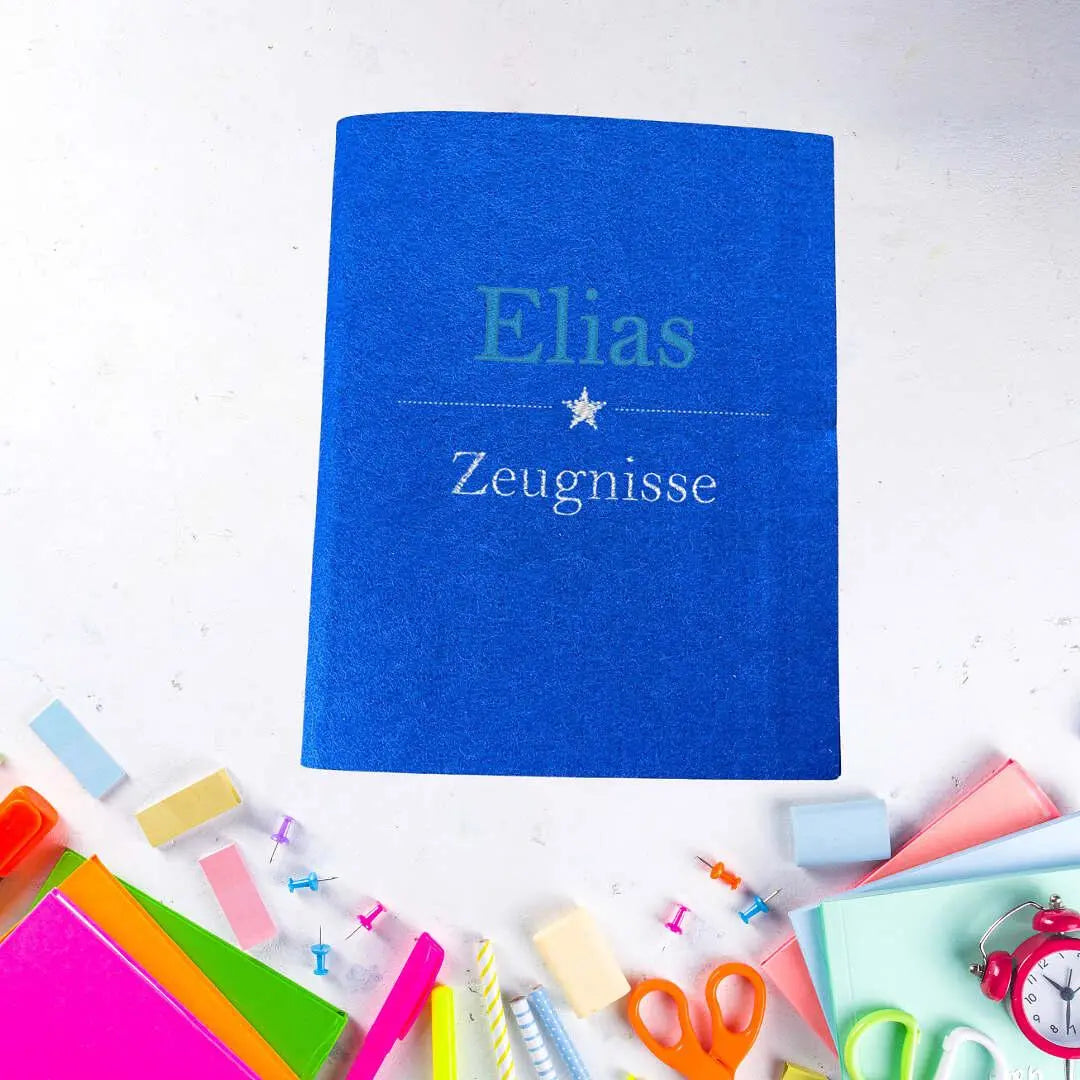 Hellblaue Zeugnishülle von Mein Shop, individuell bestickt, mit Platz für Schulzeugnisse, hochwertiges Material und ansprechendes Design.