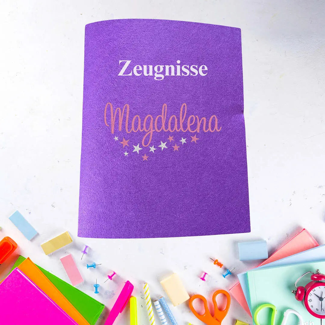 Hellblaue Zeugnishülle von Mein Shop, individuell bestickt, zeigt die elegante, personalisierte Hülle für Zeugnisse.