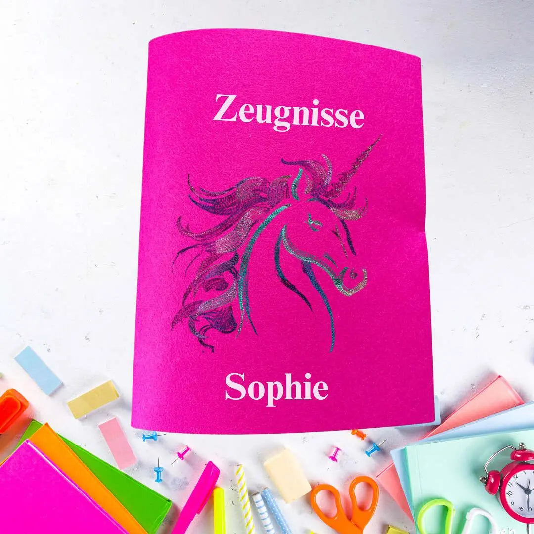 Hellblaue Zeugnishülle mit individuellem Stickmuster, personalisierte Dokumentenhülle von Mein Shop