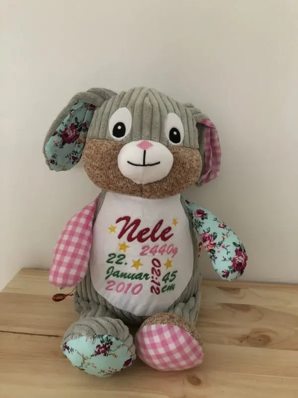 Rosa Harlequin Hase aus der Mein Shop Kollektion, niedlich und kuschelig, mit buntem Muster und weichem Fell.