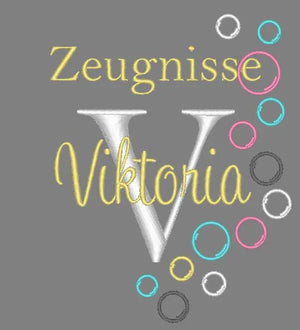 Personalisierte Zeugnishülle mit Stickerei, individuell gestaltet, in verschiedenen Variationen, aus hochwertigem Material, von Mein Shop