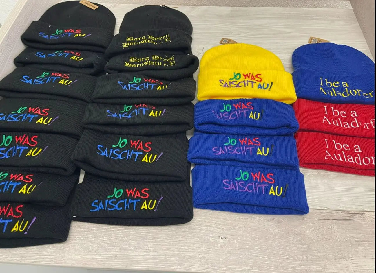 Gestickte Beanie in verschiedenen Farben mit Wunschmotiv, warme Strickmütze von Mein Shop, ideal für kalte Tage