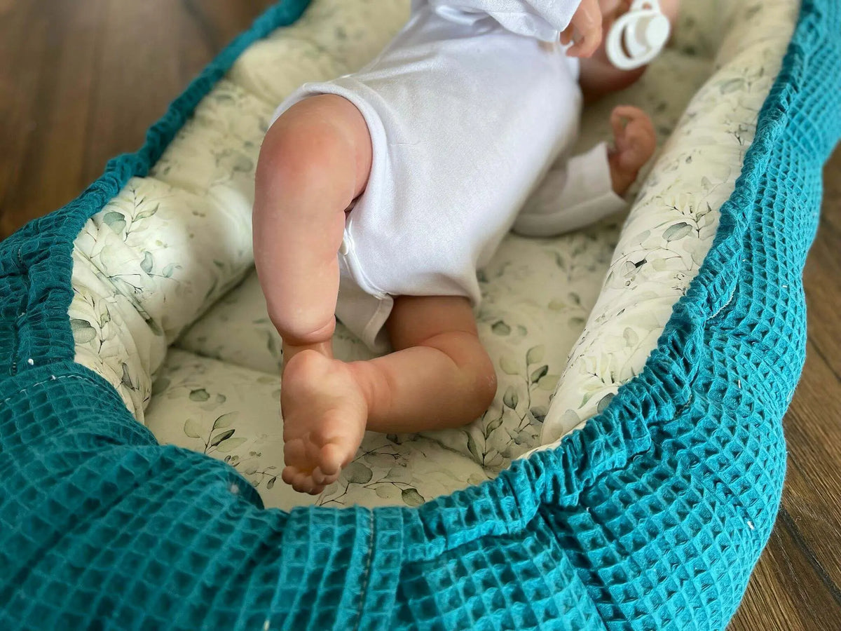 Beiges Babynestchen von Mein Shop mit weichem Schutz für das Kinderbett, individuell konfigurierbar.