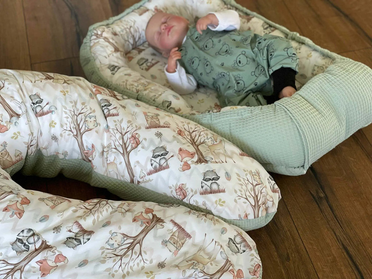 Babynestchen in verschiedenen Variationen, weich gepolstert, für sicheren Schutz im Kinderbett, von Mein Shop.