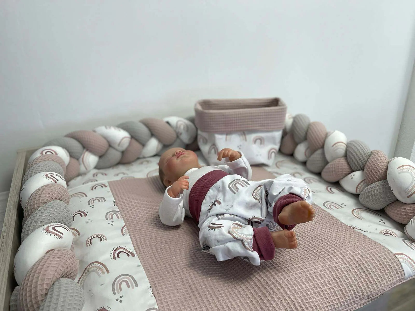 Variierbares Wickelauflagen-Set von Mein Shop mit individuell auswählbaren Stoffen, zum selbst zusammenstellen, auf Wickeltisch gezeigt
