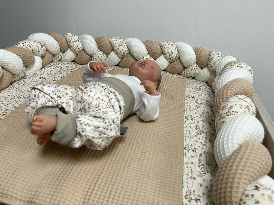 Wickelauflage mit geflochtener Umrandung, individuell konfigurierbar, in natürlichem Design, passend für Baby- und Kinderzimmer.