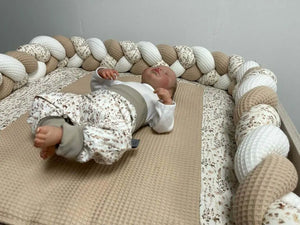 Wickelauflage mit geflochtener Umrandung, individuell konfigurierbar, in natürlichem Design, passend für Baby- und Kinderzimmer.