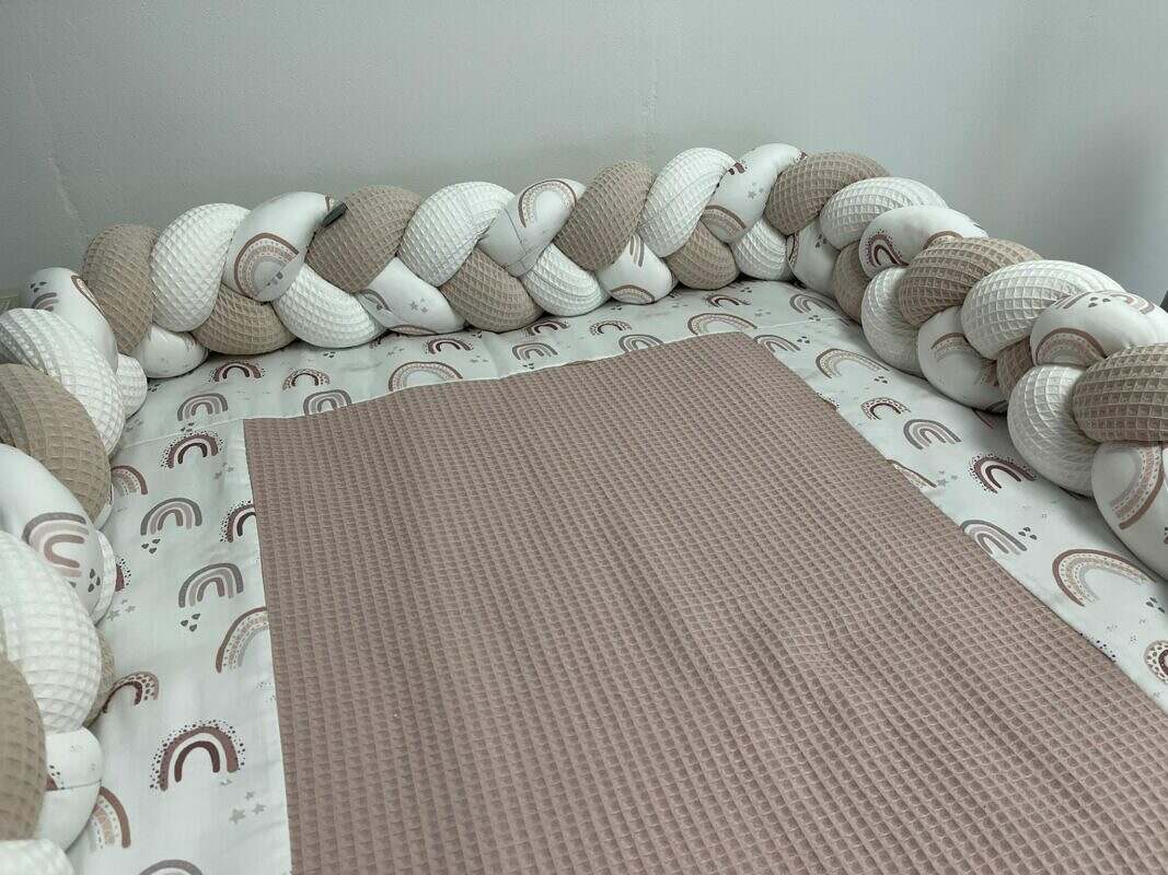 Wickelauflage mit geflochtener Umrandung, individuell konfigurierbar, in natürlichem Design, passend für Babyzimmer.