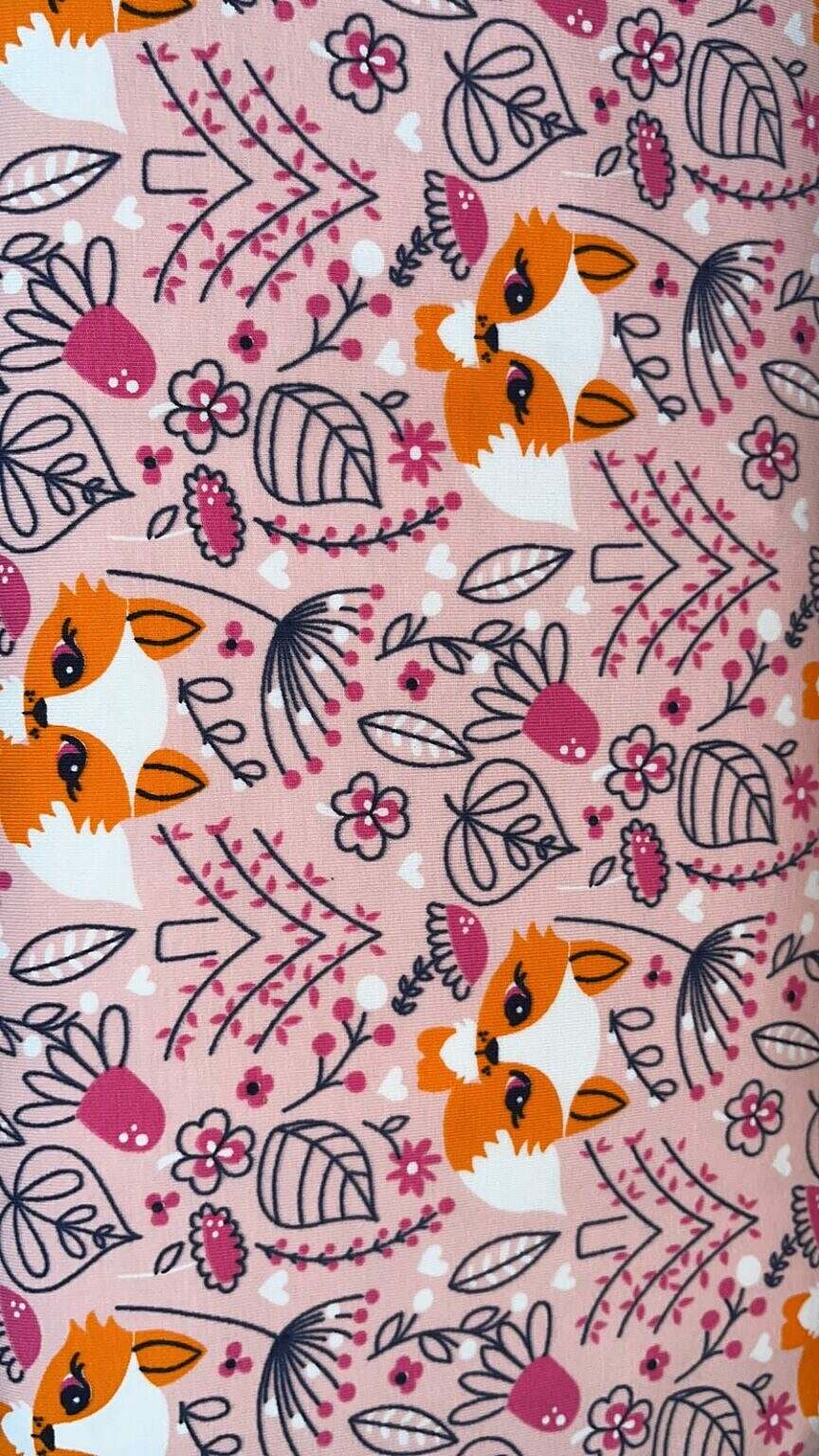 Rote Pumphose mit Füchsen-Motiv in Rosa, trendige Kinderbekleidung, Detailaufnahme der Variation mit Fuchs-Design.