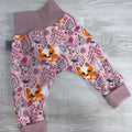 Rosa Pumphose mit Füchsen-Motiv, bequeme Kinderhose, detailreiche Illustration, weich und angenehm zu tragen