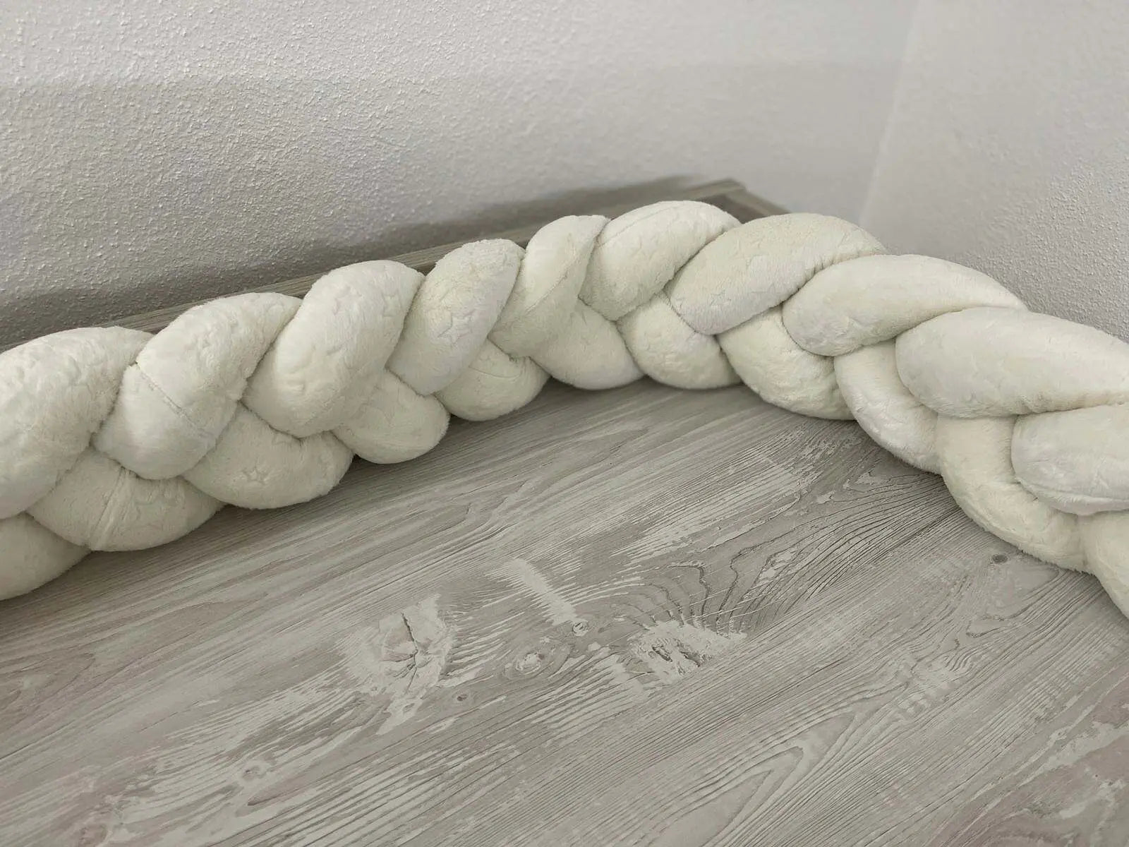 Weiche, geflochtene Sternenfleece Knotenschlange in Naturweiss, ideal für Bettdekoration und Schutz, von Mein Shop.