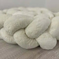 Weiche Sternenfleece Knotenschlange in Naturweiß, geflochtene Bettschlange für Babys und Kinder, weiche Kuscheldecke, stilvoller Schutz.