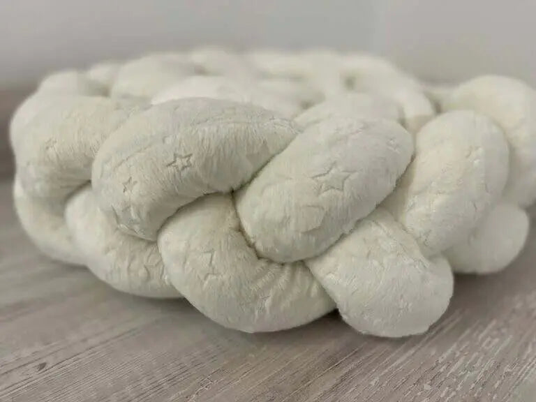 Weiche Sternenfleece Knotenschlange in Naturweiß, geflochtene Bettschlange für Babys und Kinder, weiche Kuscheldecke, stilvoller Schutz.