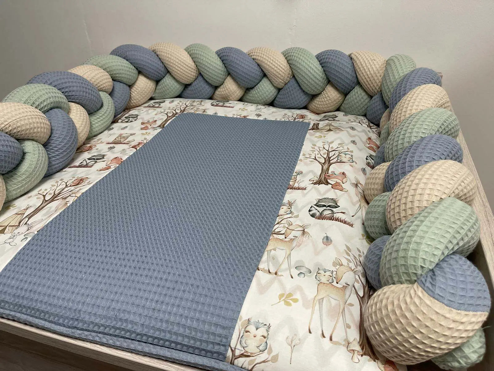 Wickelauflagen Set mit Waldtieren Stoff, variation von Mein Shop, zeigt bunte Wickelunterlagen mit Tiermotiven.
