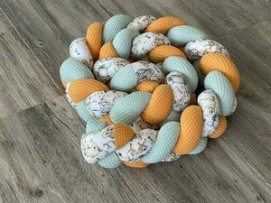 Geflochtene Bettschlange in verschiedenen Längen, individuell zusammenstellbar, auf einem Bett liegend, von Mein Shop.