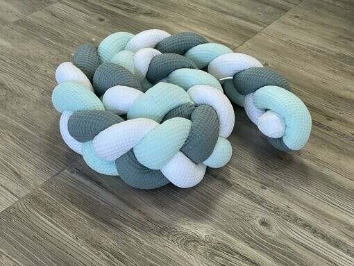 Geflochtene Bettschlange in verschiedenen Längen, individuell zusammenstellbar, auf einem Bett liegend, von Mein Shop