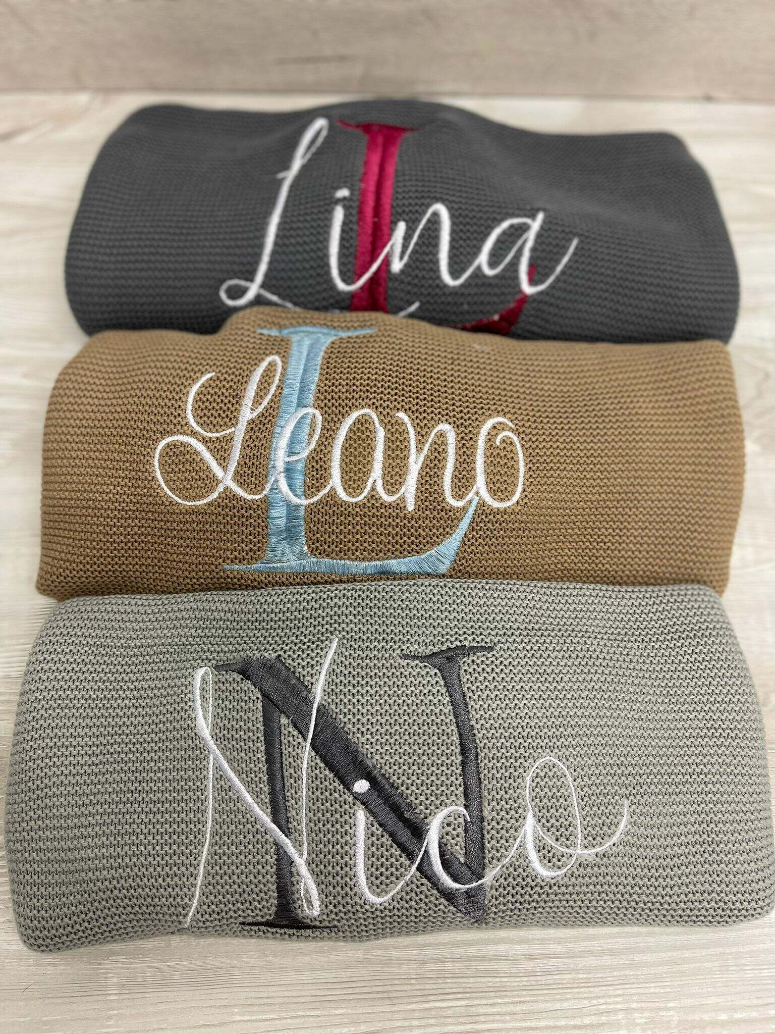 Weiche, personalisierte Babydecke aus 100 % Baumwolle mit buntem Muster, ideal für Neugeborene und Babys.