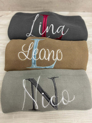 Weiche, personalisierte Babydecke aus 100 % Baumwolle mit buntem Muster, ideal für Neugeborene und Babys.