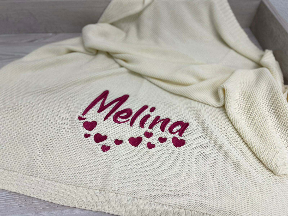 Weiche, personalisierte Babydecke aus 100% Baumwolle mit buntem Muster, ideal für Neugeborene und kleine Kinder.