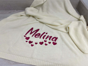 Weiche, personalisierte Babydecke aus 100% Baumwolle mit buntem Muster, ideal für Neugeborene und kleine Kinder.
