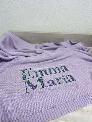 Weiche personalisierte Babydecke aus 100% Baumwolle mit gestricktem Muster, ideal für Neugeborene und kleine Kinder.