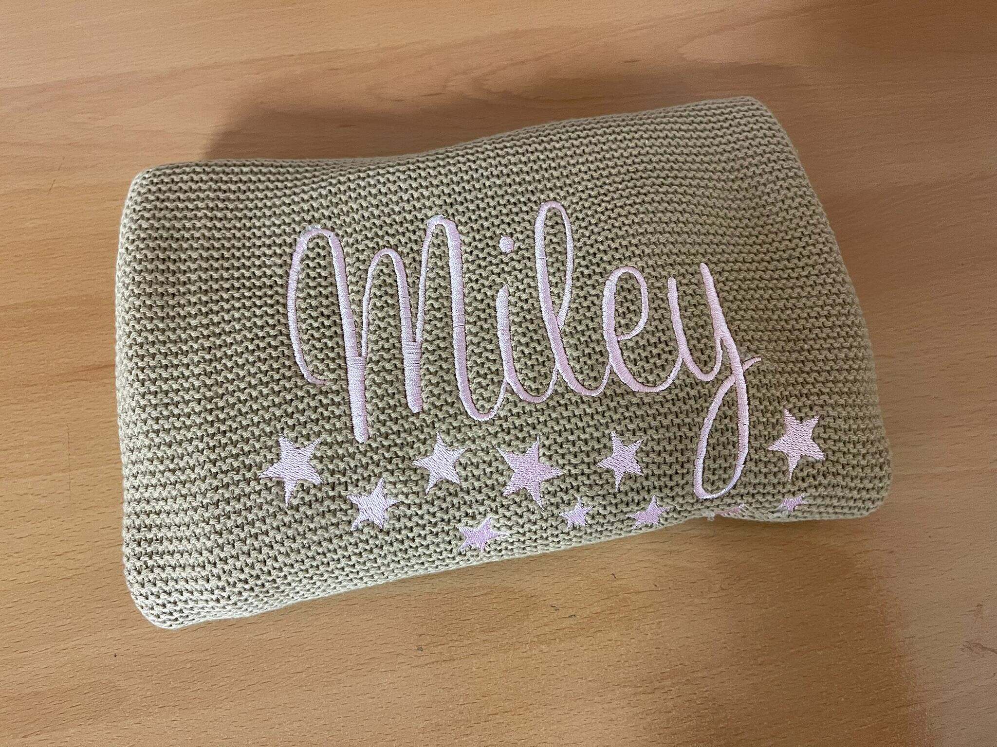 Weiche personalisierte Babydecke aus 100% Baumwolle, mit niedlichem Muster, ideal für Neugeborene und kleine Kinder.