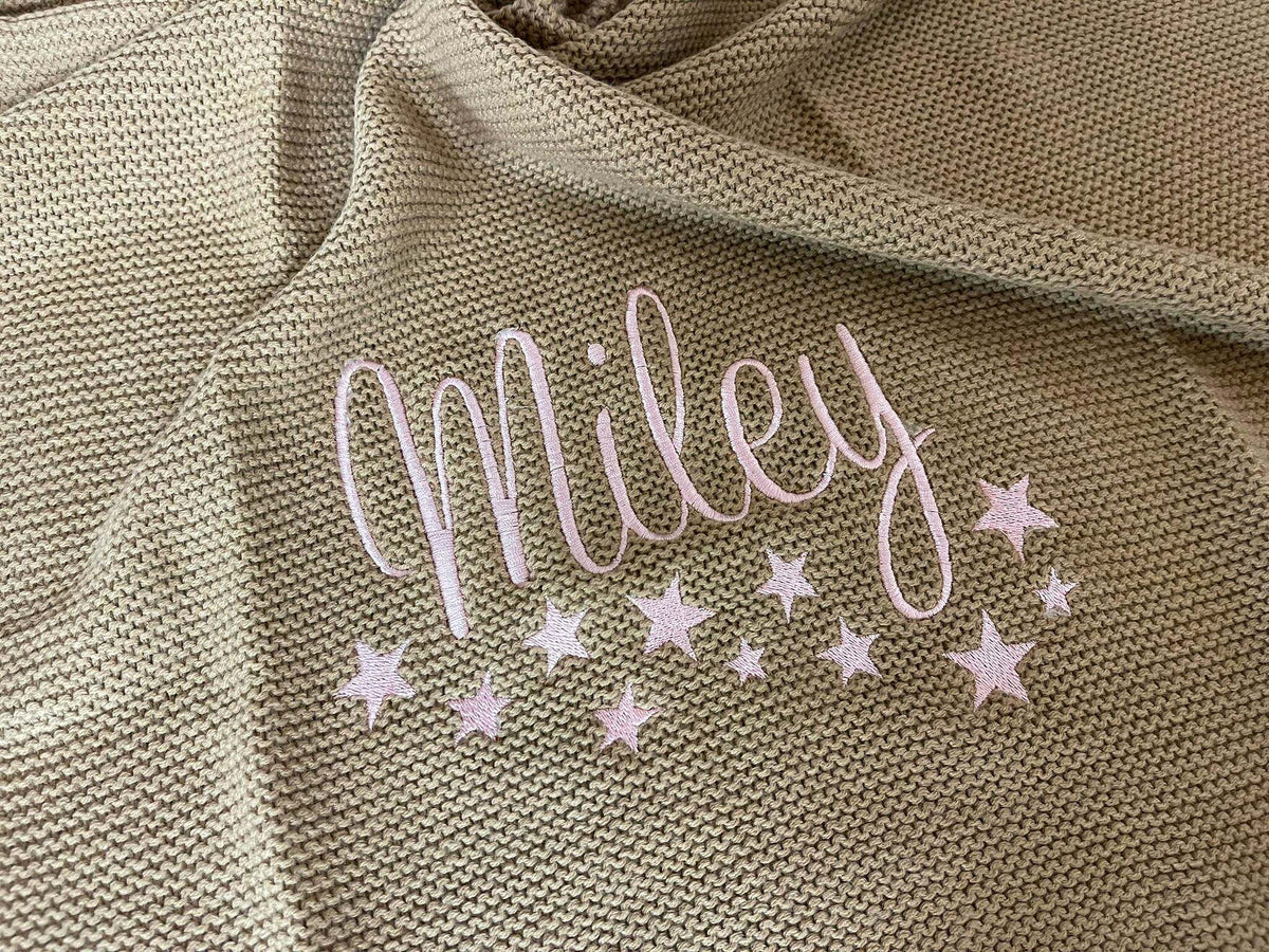 Weiche, personalisierte Babydecke aus 100 % Baumwolle mit gestricktem Muster, ideal für Neugeborene und Kleinkinder.