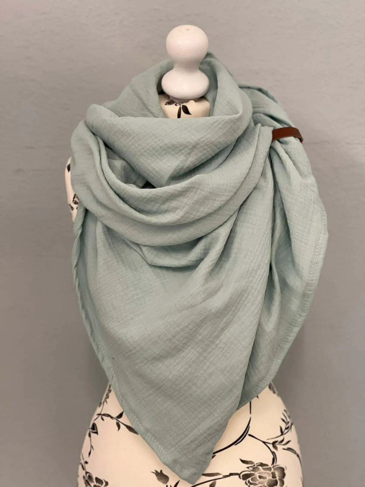 Weißes Bio XXL-Schal aus Musselin mit weicher Textur, ideal als leichter Sommer- oder Halstuch, von Mein Shop.