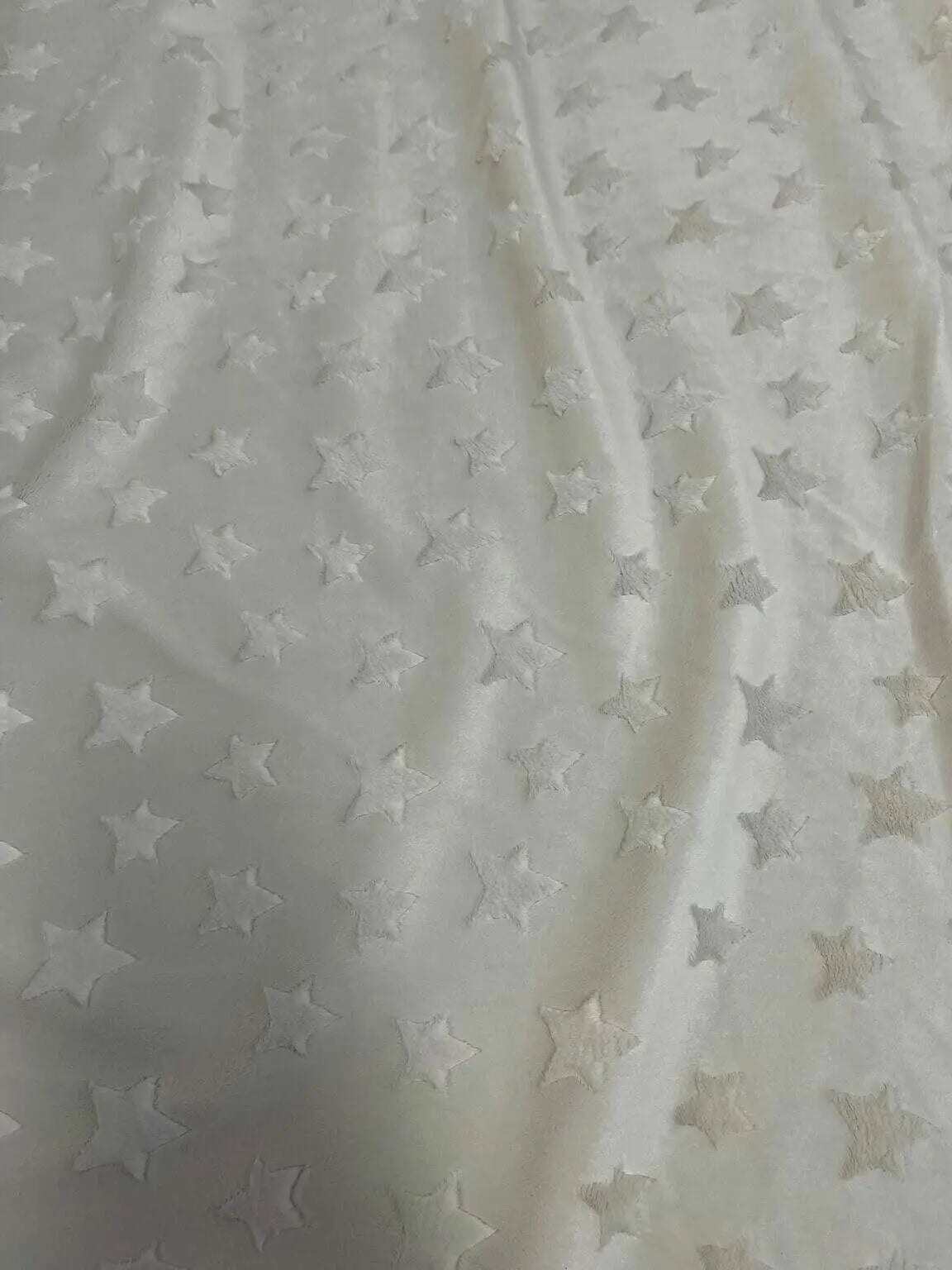 Weiche Babydecke mit individuellem Namen von Mein Shop, blick auf die Textur und das personalisierte Design.