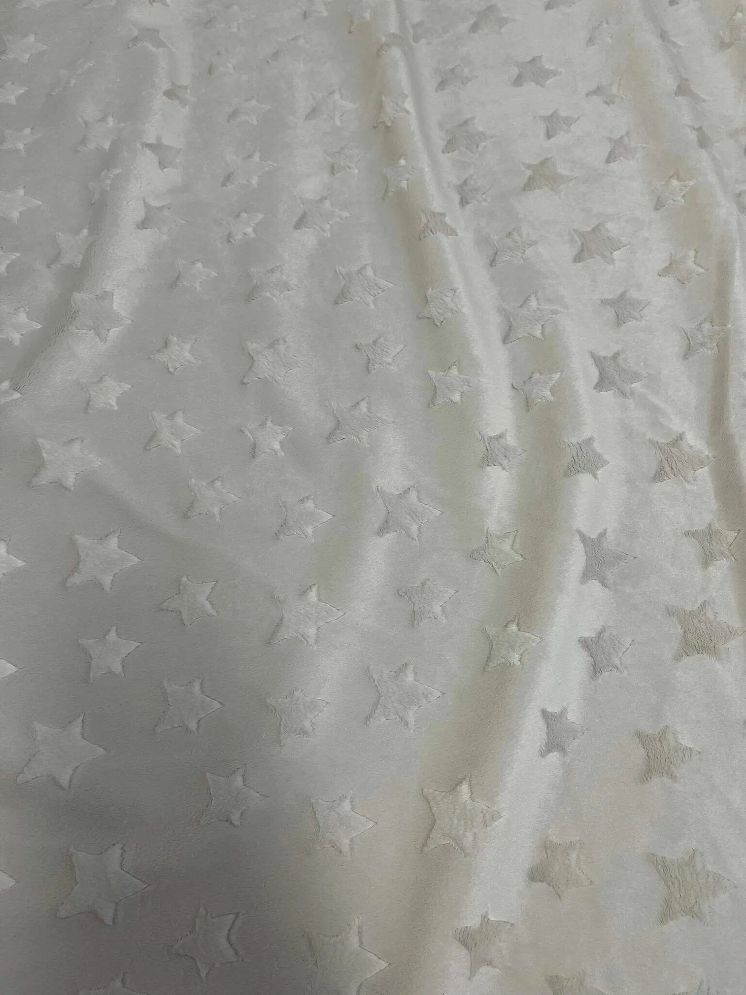 Weiche, geflochtene Sternenfleece Knotenschlange in Naturweiß, ideal für Betten und Kinderzimmer, von Mein Shop.