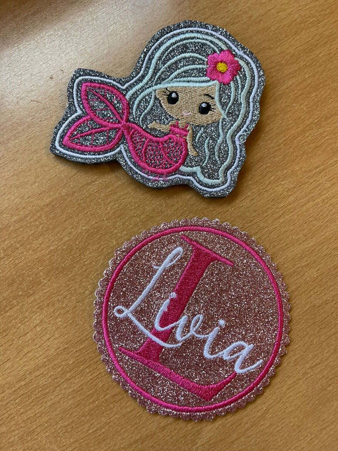 Bunter Schulranzen Anhänger mit Klettie, Button, Magnet oder Aufnäher, passend für Schulranzen und Schultüten, von Mein Shop